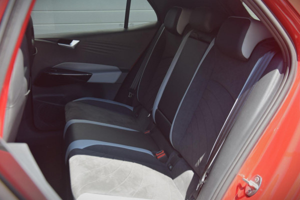Volkswagen ID.3 Pure 45 kWh SCHAALSTOELEN/IQ LED KOPLAMPEN/CAMERA/KEYLESS