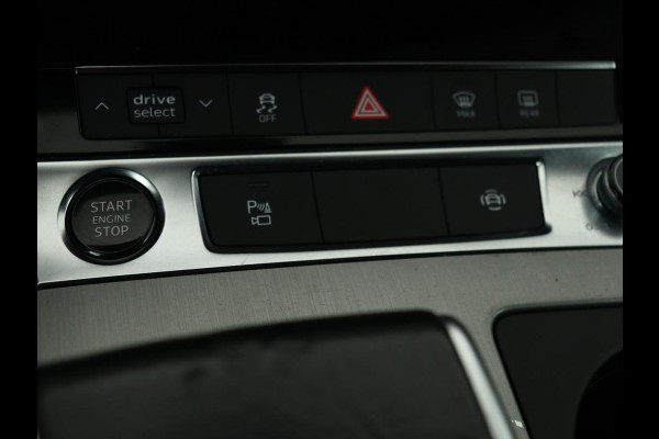 Audi A6 55 TFSIe S Line | 367pk | Trekhaak | Stoel & stuurverwarming | Adaptive cruise | Camera | Matrix LED | Carplay | Sportstoelen | Half leder | Navigatie