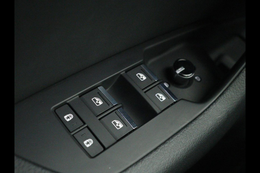 Audi A6 55 TFSIe S Line | 367pk | Trekhaak | Stoel & stuurverwarming | Adaptive cruise | Camera | Matrix LED | Carplay | Sportstoelen | Half leder | Navigatie