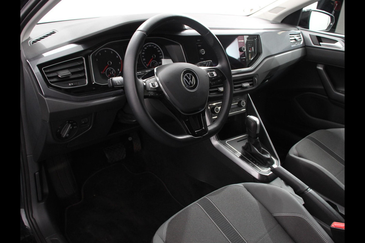 Volkswagen Polo 1.0 TSI 110pk Highline Navigatie Apple Carplay/Android Auto Parkeersensoren Stoelverwarming Ledverlichting Getinte ramen Climate Control Volkswagen Polo 1.0 TSI 110pk Highline Navigatie Apple Carplay/Android Auto Parkeersensoren Stoelverwarming Ledverlichting Getinte ramen Climate Control