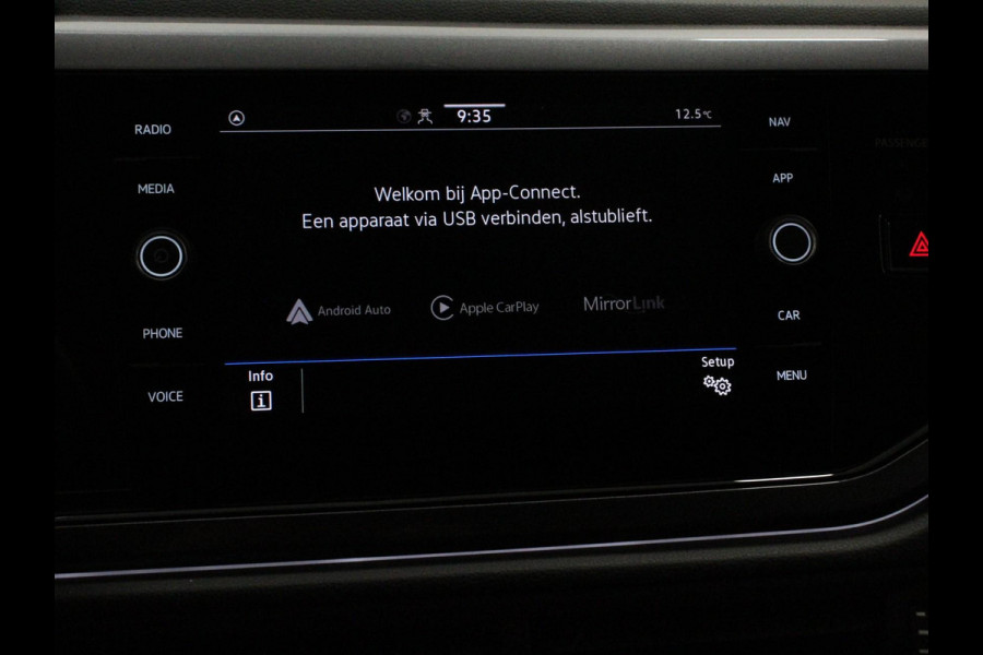 Volkswagen Polo 1.0 TSI 110pk Highline Navigatie Apple Carplay/Android Auto Parkeersensoren Stoelverwarming Ledverlichting Getinte ramen Climate Control