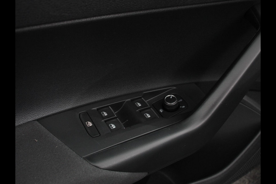 Volkswagen Polo 1.0 TSI 110pk Highline Navigatie Apple Carplay/Android Auto Parkeersensoren Stoelverwarming Ledverlichting Getinte ramen Climate Control