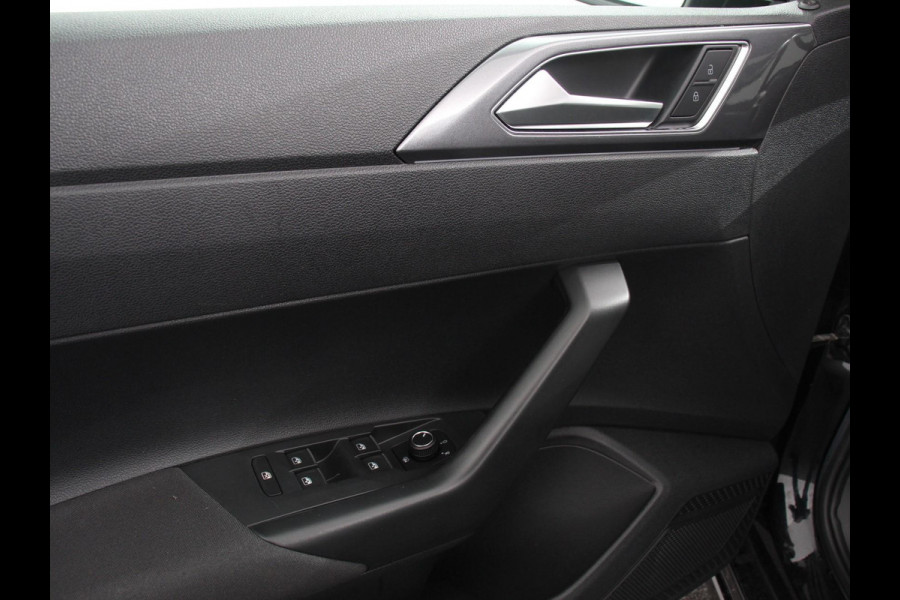Volkswagen Polo 1.0 TSI 110pk Highline Navigatie Apple Carplay/Android Auto Parkeersensoren Stoelverwarming Ledverlichting Getinte ramen Climate Control