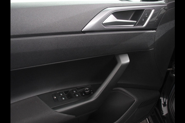 Volkswagen Polo 1.0 TSI 110pk Highline Navigatie Apple Carplay/Android Auto Parkeersensoren Stoelverwarming Ledverlichting Getinte ramen Climate Control