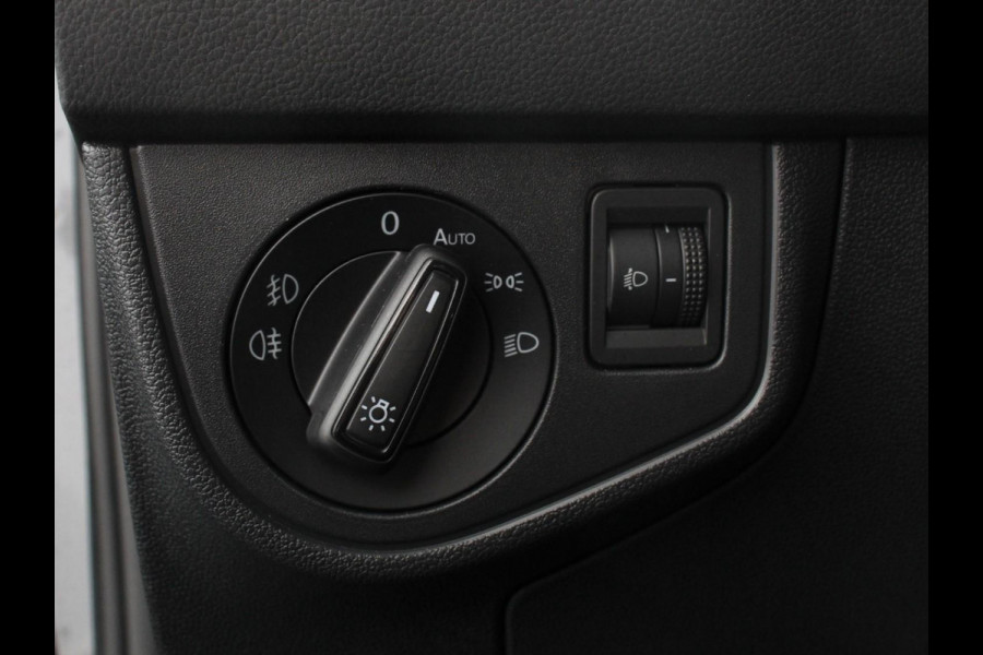 Volkswagen Polo 1.0 TSI 110pk Highline Navigatie Apple Carplay/Android Auto Parkeersensoren Stoelverwarming Ledverlichting Getinte ramen Climate Control