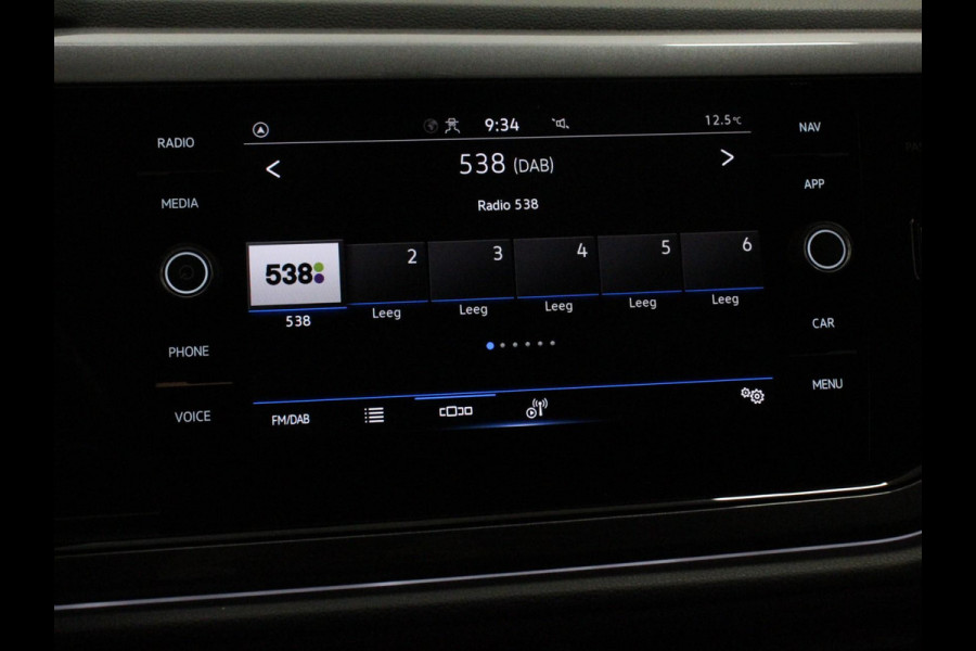 Volkswagen Polo 1.0 TSI 110pk Highline Navigatie Apple Carplay/Android Auto Parkeersensoren Stoelverwarming Ledverlichting Getinte ramen Climate Control