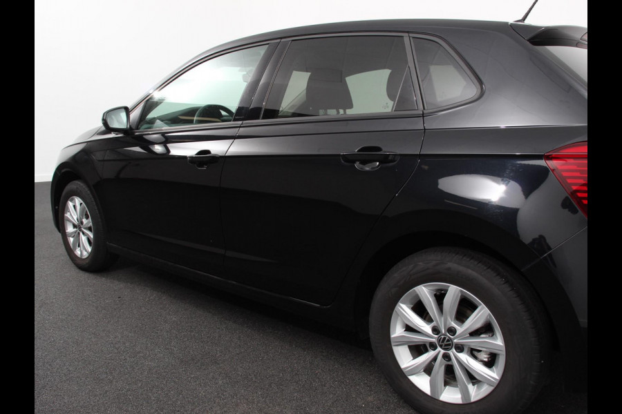 Volkswagen Polo 1.0 TSI 110pk Highline Navigatie Apple Carplay/Android Auto Parkeersensoren Stoelverwarming Ledverlichting Getinte ramen Climate Control