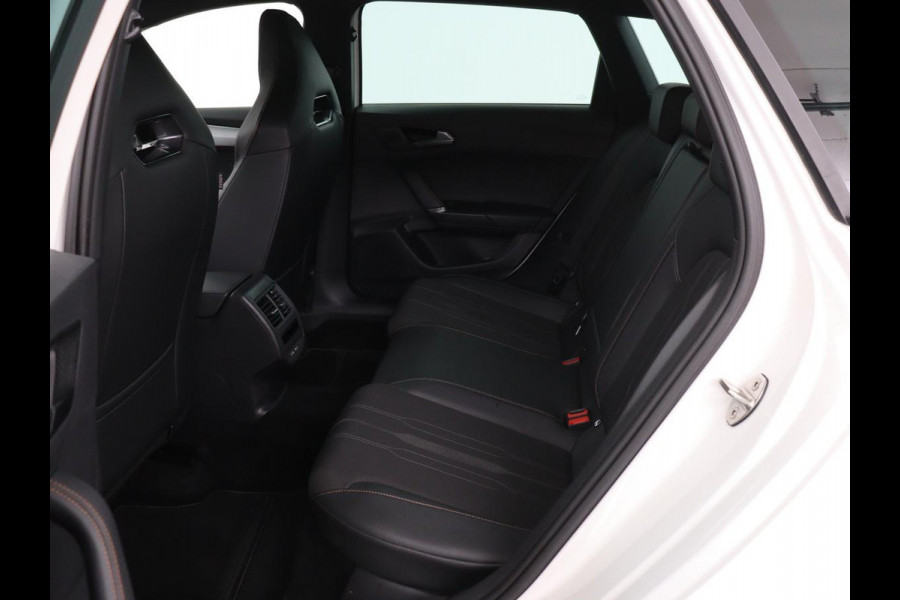 CUPRA Leon 1.4 e-Hybrid | Camera | Adaptive cruise | Stuurverwarming | Navigatie | Sfeerverlichting | Keyless | Full LED | PHEV