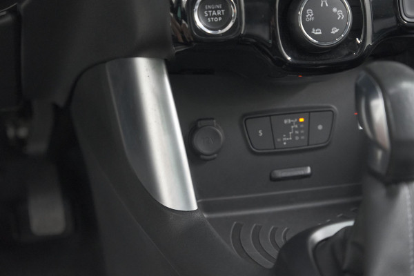 Citroën C3 Aircross PureTech 110 EAT6 Shine | Trekhaak | Panoramadak | Head-Up Display | Camera | Navigatie