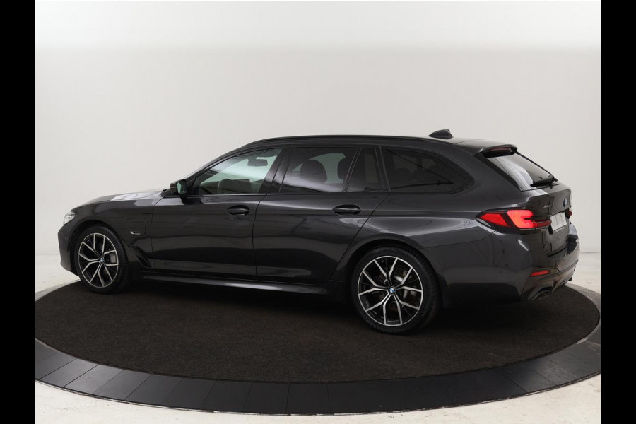 BMW 5 Serie 530e xDrive M Sport | Leder | Stoel & stuurverwarming | Sfeerverlichting | Adaptief LED | Carplay | Camera | Live cockpit | Navigatie