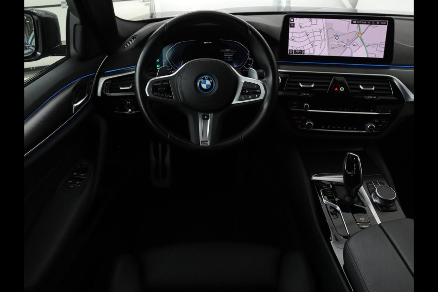 BMW 5 Serie 530e xDrive M Sport | Leder | Stoel & stuurverwarming | Sfeerverlichting | Adaptief LED | Carplay | Camera | Live cockpit | Navigatie