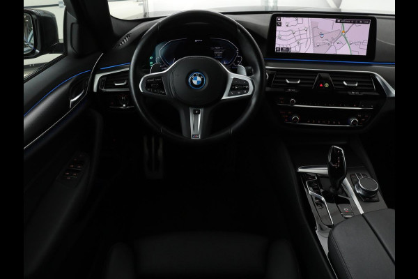BMW 5 Serie 530e xDrive M Sport | Leder | Stoel & stuurverwarming | Sfeerverlichting | Adaptief LED | Carplay | Camera | Live cockpit | Navigatie