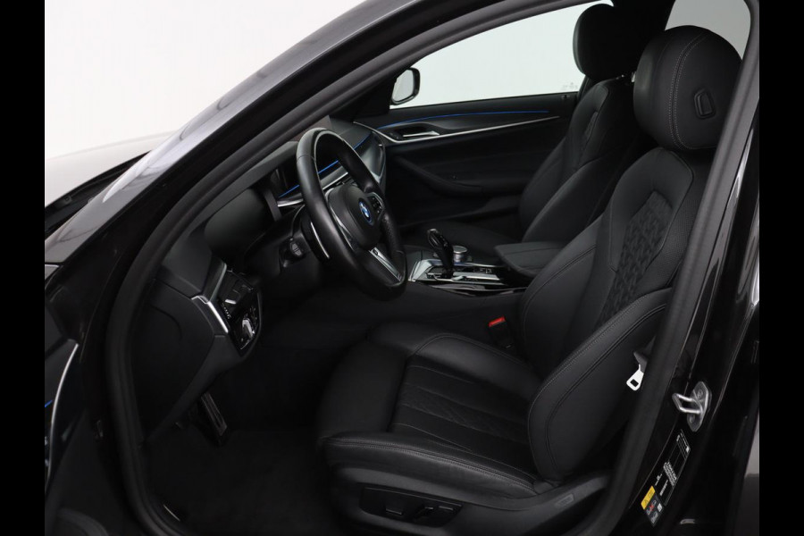 BMW 5 Serie 530e xDrive M Sport | Leder | Stoel & stuurverwarming | Sfeerverlichting | Adaptief LED | Carplay | Camera | Live cockpit | Navigatie