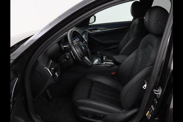 BMW 5 Serie 530e xDrive M Sport | Leder | Stoel & stuurverwarming | Sfeerverlichting | Adaptief LED | Carplay | Camera | Live cockpit | Navigatie