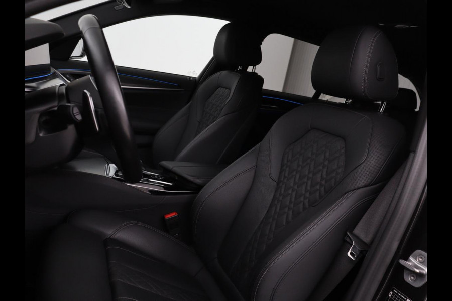 BMW 5 Serie 530e xDrive M Sport | Leder | Stoel & stuurverwarming | Sfeerverlichting | Adaptief LED | Carplay | Camera | Live cockpit | Navigatie