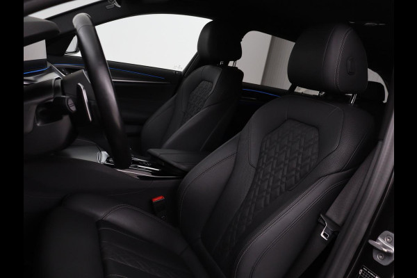 BMW 5 Serie 530e xDrive M Sport | Leder | Stoel & stuurverwarming | Sfeerverlichting | Adaptief LED | Carplay | Camera | Live cockpit | Navigatie