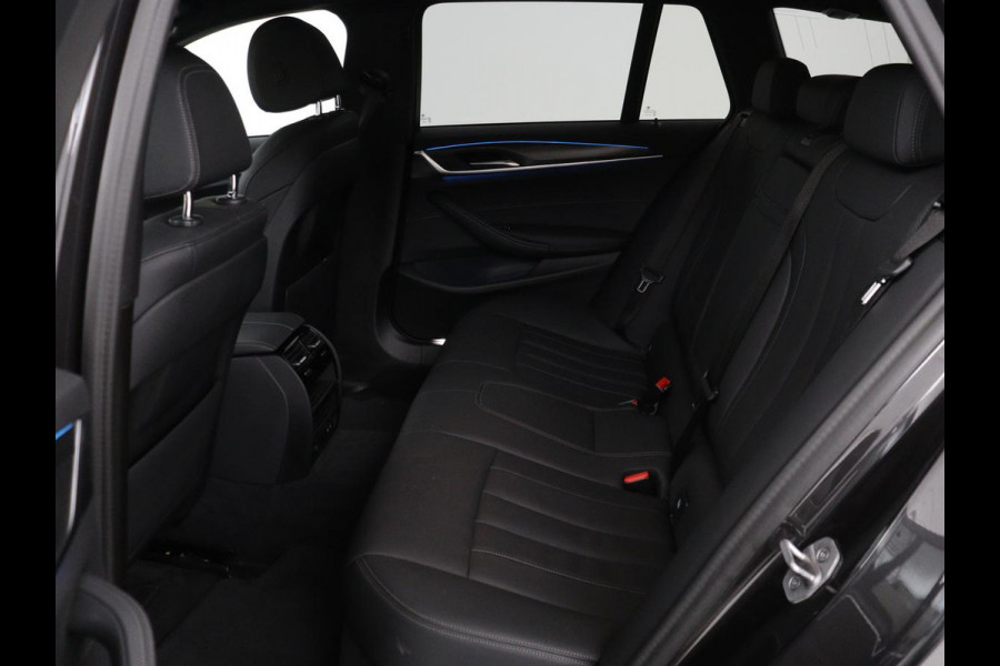 BMW 5 Serie 530e xDrive M Sport | Leder | Stoel & stuurverwarming | Sfeerverlichting | Adaptief LED | Carplay | Camera | Live cockpit | Navigatie