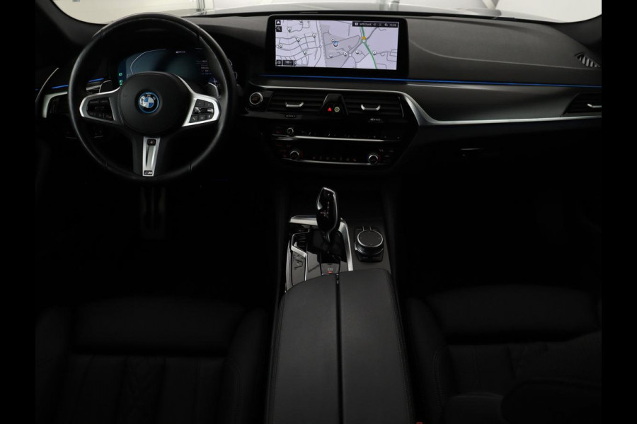 BMW 5 Serie 530e xDrive M Sport | Leder | Stoel & stuurverwarming | Sfeerverlichting | Adaptief LED | Carplay | Camera | Live cockpit | Navigatie