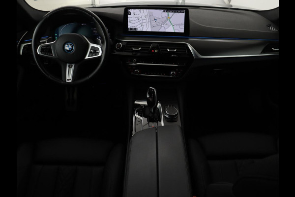 BMW 5 Serie 530e xDrive M Sport | Leder | Stoel & stuurverwarming | Sfeerverlichting | Adaptief LED | Carplay | Camera | Live cockpit | Navigatie