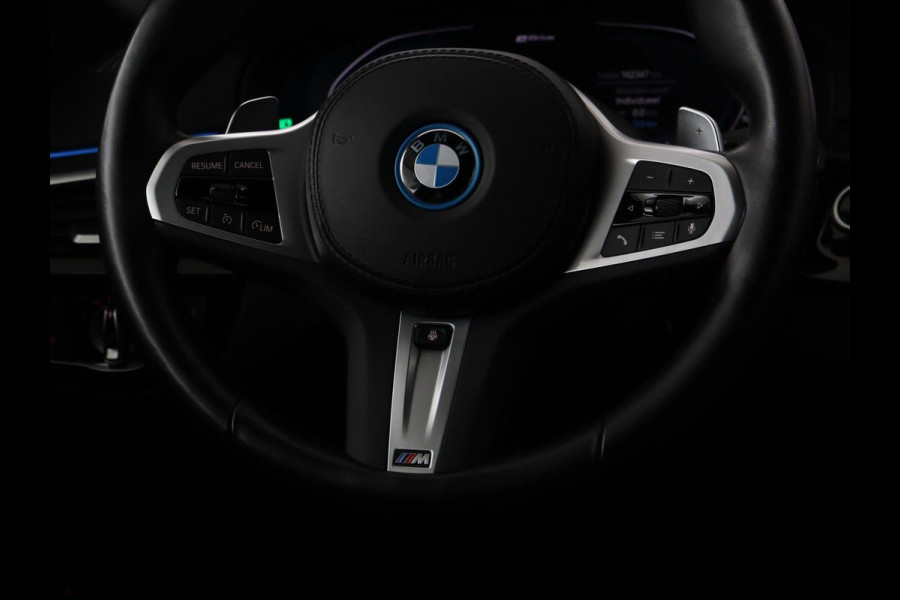 BMW 5 Serie 530e xDrive M Sport | Leder | Stoel & stuurverwarming | Sfeerverlichting | Adaptief LED | Carplay | Camera | Live cockpit | Navigatie