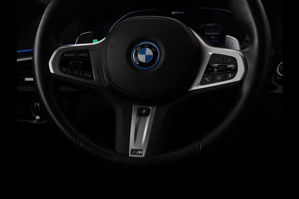 BMW 5 Serie 530e xDrive M Sport | Leder | Stoel & stuurverwarming | Sfeerverlichting | Adaptief LED | Carplay | Camera | Live cockpit | Navigatie