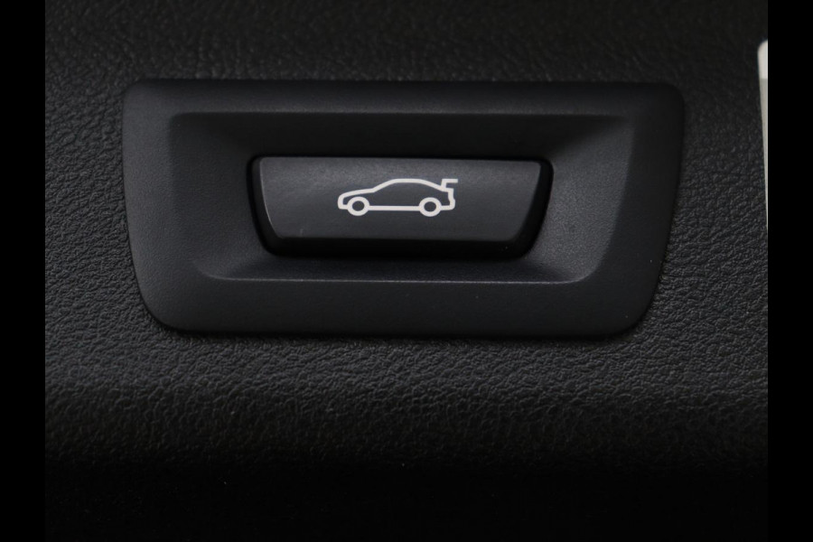BMW 5 Serie 530e xDrive M Sport | Leder | Stoel & stuurverwarming | Sfeerverlichting | Adaptief LED | Carplay | Camera | Live cockpit | Navigatie