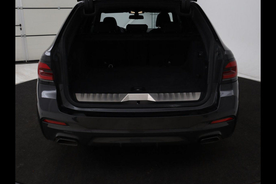 BMW 5 Serie 530e xDrive M Sport | Leder | Stoel & stuurverwarming | Sfeerverlichting | Adaptief LED | Carplay | Camera | Live cockpit | Navigatie