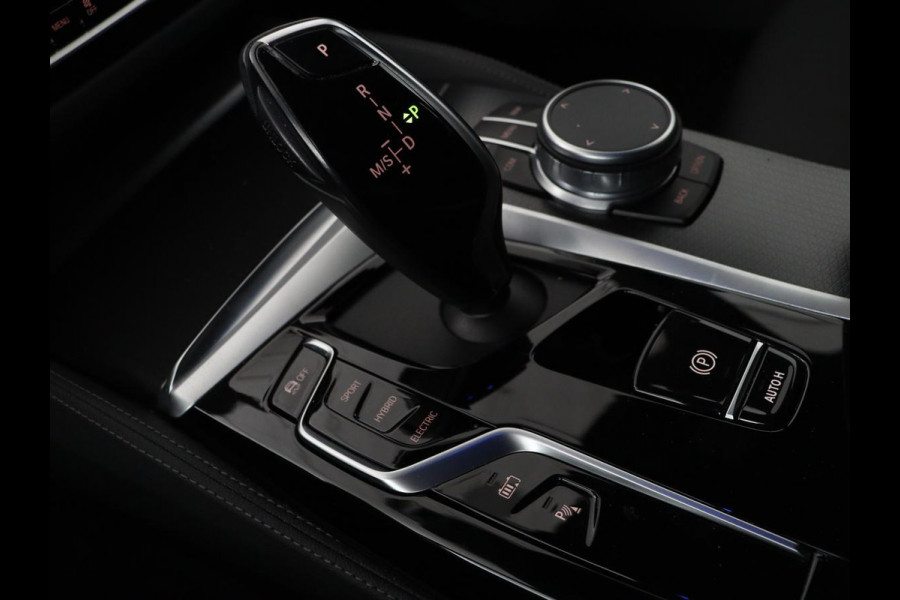 BMW 5 Serie 530e xDrive M Sport | Leder | Stoel & stuurverwarming | Sfeerverlichting | Adaptief LED | Carplay | Camera | Live cockpit | Navigatie