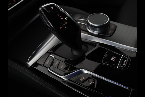 BMW 5 Serie 530e xDrive M Sport | Leder | Stoel & stuurverwarming | Sfeerverlichting | Adaptief LED | Carplay | Camera | Live cockpit | Navigatie