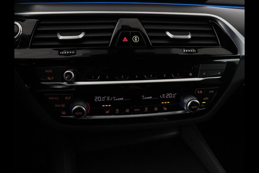 BMW 5 Serie 530e xDrive M Sport | Leder | Stoel & stuurverwarming | Sfeerverlichting | Adaptief LED | Carplay | Camera | Live cockpit | Navigatie
