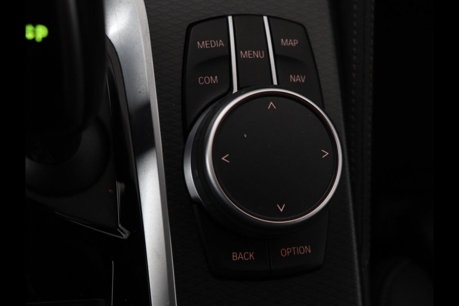 BMW 5 Serie 530e xDrive M Sport | Leder | Stoel & stuurverwarming | Sfeerverlichting | Adaptief LED | Carplay | Camera | Live cockpit | Navigatie