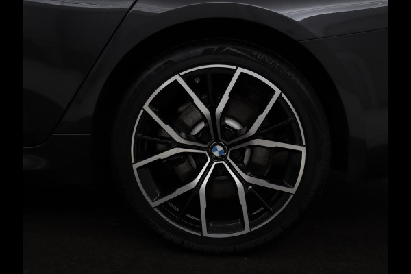 BMW 5 Serie 530e xDrive M Sport | Leder | Stoel & stuurverwarming | Sfeerverlichting | Adaptief LED | Carplay | Camera | Live cockpit | Navigatie