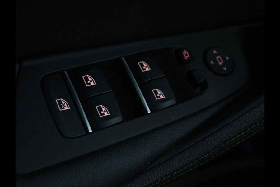 BMW 5 Serie 530e xDrive M Sport | Leder | Stoel & stuurverwarming | Sfeerverlichting | Adaptief LED | Carplay | Camera | Live cockpit | Navigatie