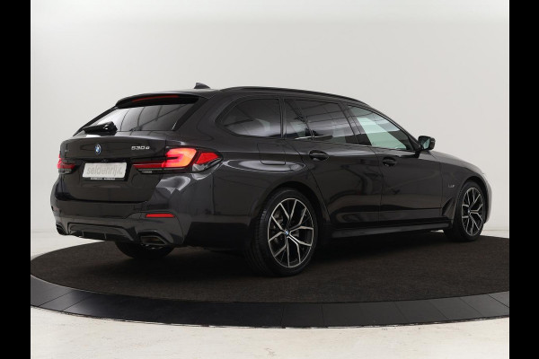 BMW 5 Serie 530e xDrive M Sport | Leder | Stoel & stuurverwarming | Sfeerverlichting | Adaptief LED | Carplay | Camera | Live cockpit | Navigatie