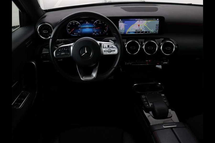 Mercedes-Benz A-Klasse 180 AMG | Panoramadak | Stoelverwarming | Carplay | Widescreen | Leder/Alcanatara | Navigatie | Full LED | Park Assist