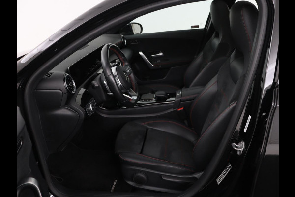 Mercedes-Benz A-Klasse 180 AMG | Panoramadak | Stoelverwarming | Carplay | Widescreen | Leder/Alcanatara | Navigatie | Full LED | Park Assist