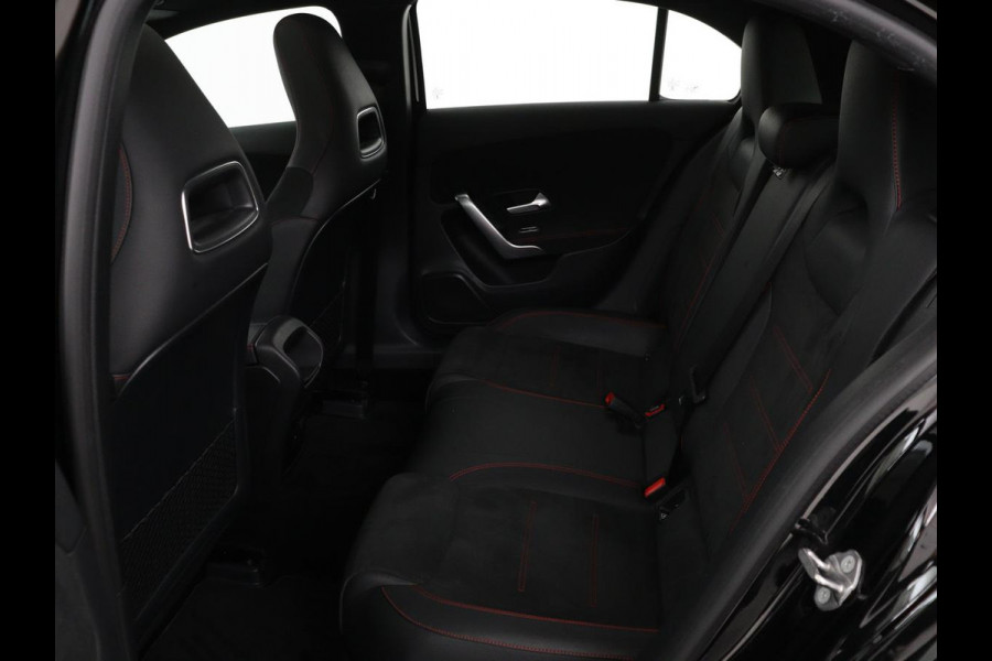 Mercedes-Benz A-Klasse 180 AMG | Panoramadak | Stoelverwarming | Carplay | Widescreen | Leder/Alcanatara | Navigatie | Full LED | Park Assist