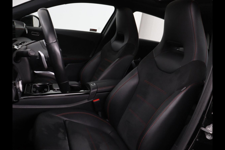 Mercedes-Benz A-Klasse 180 AMG | Panoramadak | Stoelverwarming | Carplay | Widescreen | Leder/Alcanatara | Navigatie | Full LED | Park Assist