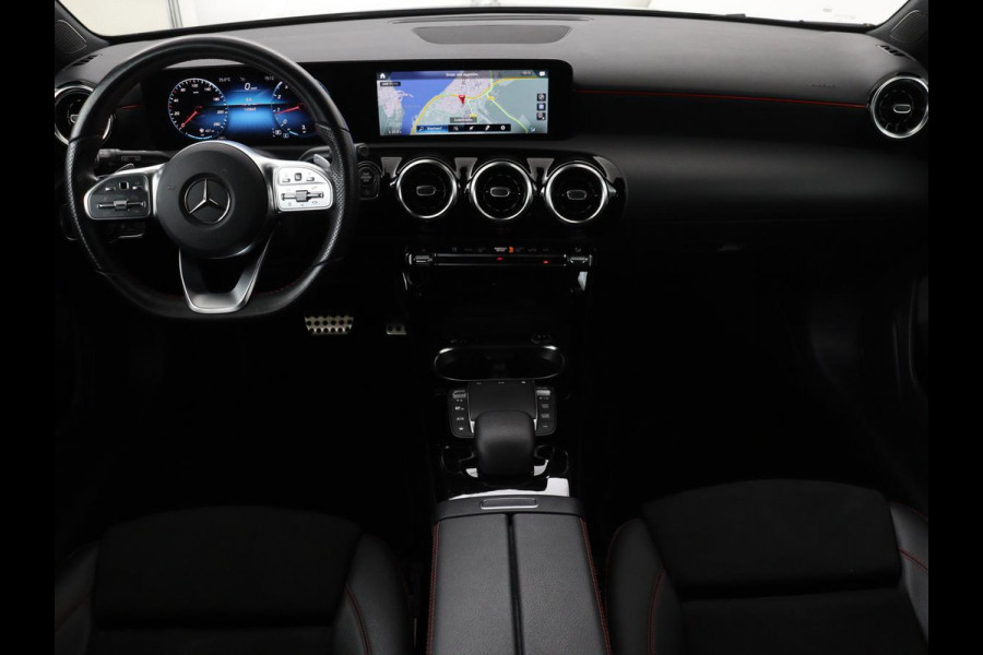 Mercedes-Benz A-Klasse 180 AMG | Panoramadak | Stoelverwarming | Carplay | Widescreen | Leder/Alcanatara | Navigatie | Full LED | Park Assist