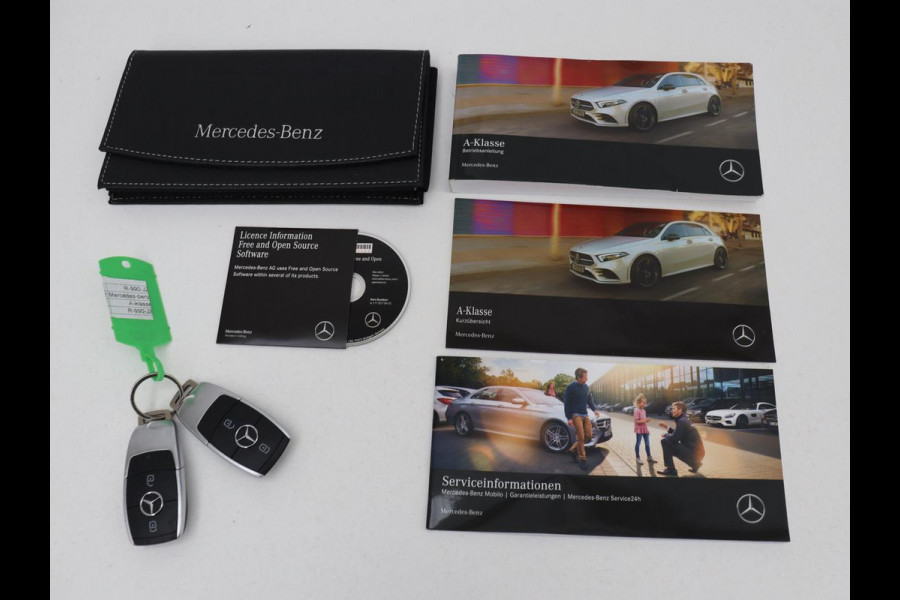 Mercedes-Benz A-Klasse 180 AMG | Panoramadak | Stoelverwarming | Carplay | Widescreen | Leder/Alcanatara | Navigatie | Full LED | Park Assist
