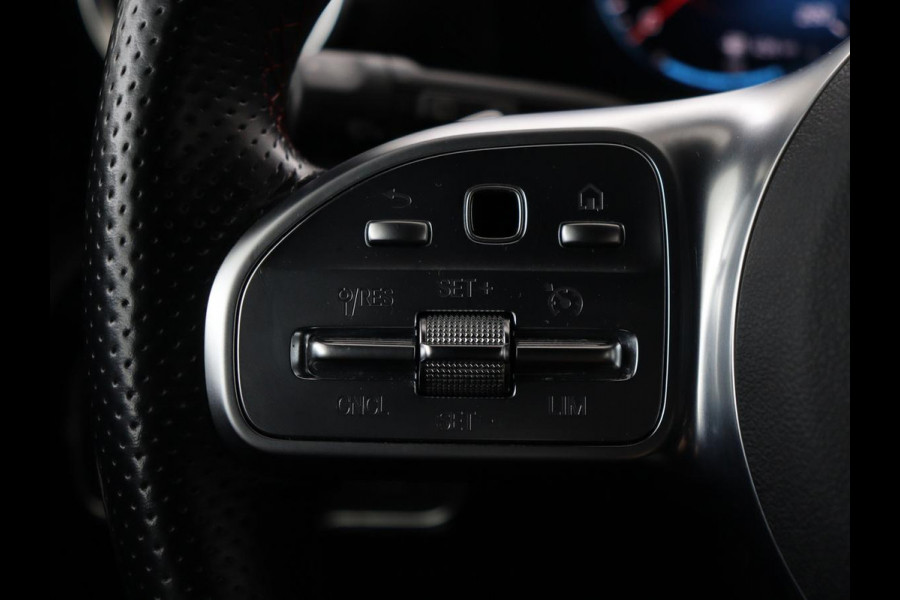 Mercedes-Benz A-Klasse 180 AMG | Panoramadak | Stoelverwarming | Carplay | Widescreen | Leder/Alcanatara | Navigatie | Full LED | Park Assist