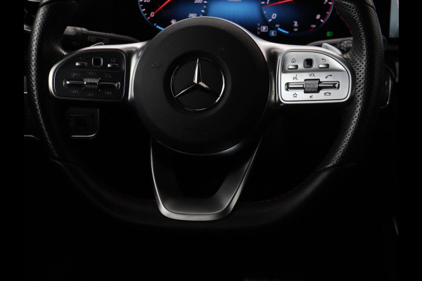 Mercedes-Benz A-Klasse 180 AMG | Panoramadak | Stoelverwarming | Carplay | Widescreen | Leder/Alcanatara | Navigatie | Full LED | Park Assist