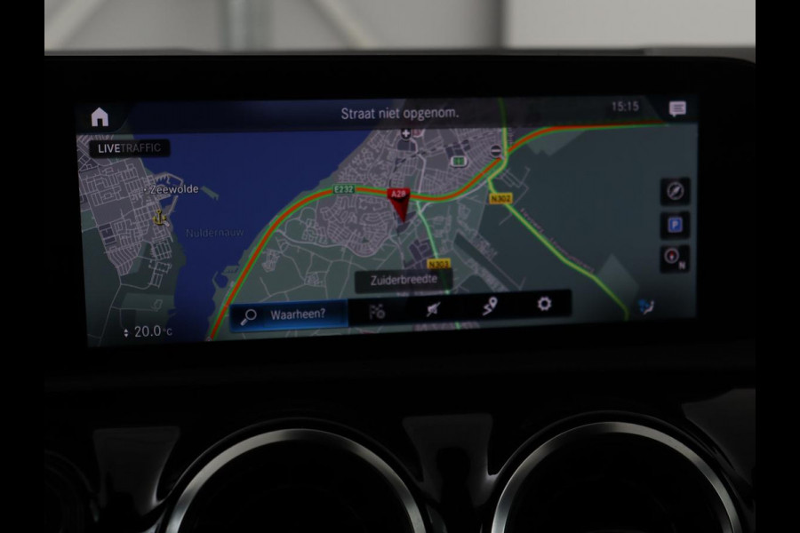 Mercedes-Benz A-Klasse 180 AMG | Panoramadak | Stoelverwarming | Carplay | Widescreen | Leder/Alcanatara | Navigatie | Full LED | Park Assist