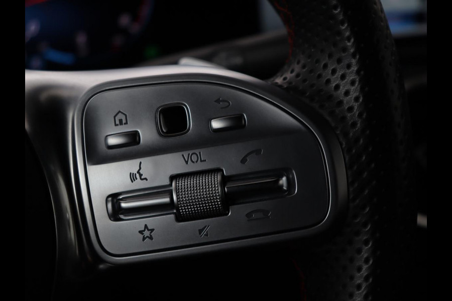 Mercedes-Benz A-Klasse 180 AMG | Panoramadak | Stoelverwarming | Carplay | Widescreen | Leder/Alcanatara | Navigatie | Full LED | Park Assist