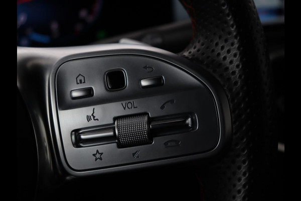 Mercedes-Benz A-Klasse 180 AMG | Panoramadak | Stoelverwarming | Carplay | Widescreen | Leder/Alcanatara | Navigatie | Full LED | Park Assist