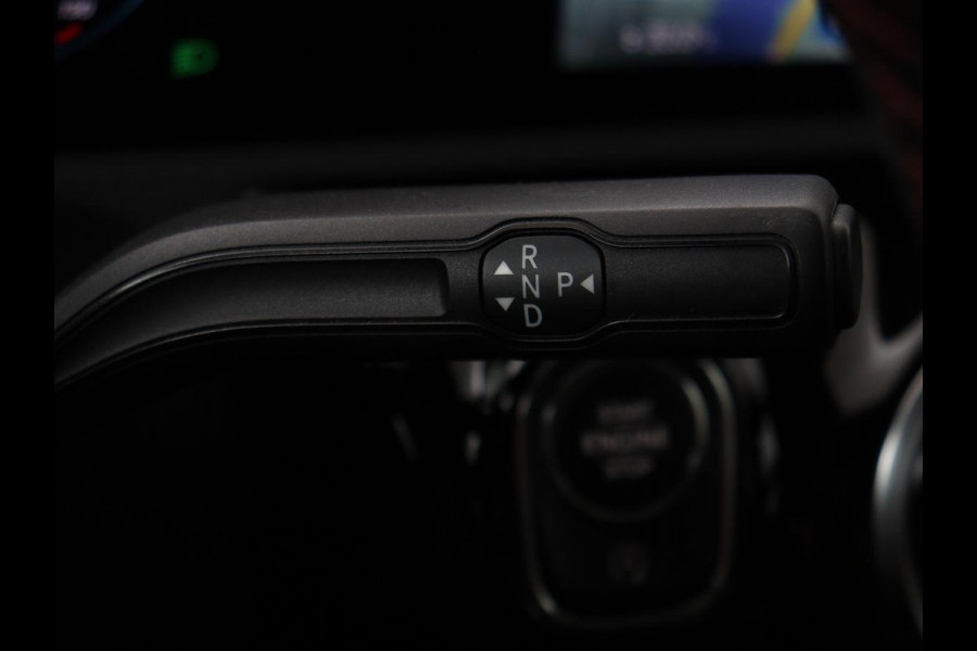 Mercedes-Benz A-Klasse 180 AMG | Panoramadak | Stoelverwarming | Carplay | Widescreen | Leder/Alcanatara | Navigatie | Full LED | Park Assist
