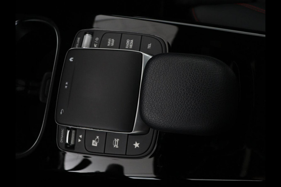 Mercedes-Benz A-Klasse 180 AMG | Panoramadak | Stoelverwarming | Carplay | Widescreen | Leder/Alcanatara | Navigatie | Full LED | Park Assist