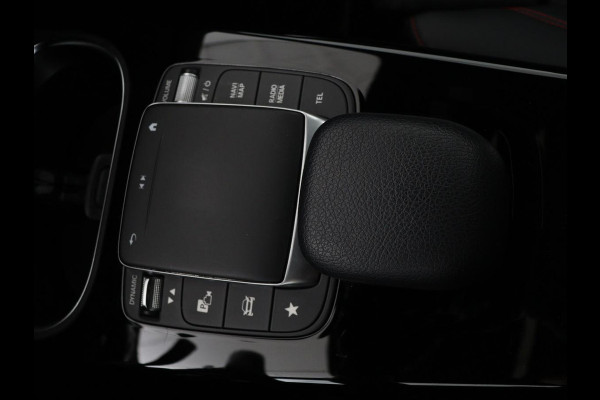 Mercedes-Benz A-Klasse 180 AMG | Panoramadak | Stoelverwarming | Carplay | Widescreen | Leder/Alcanatara | Navigatie | Full LED | Park Assist