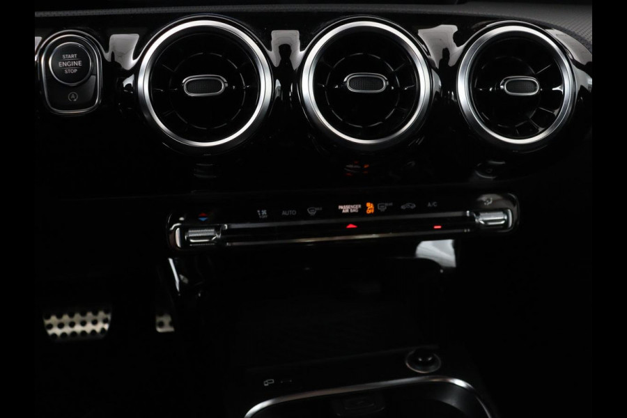 Mercedes-Benz A-Klasse 180 AMG | Panoramadak | Stoelverwarming | Carplay | Widescreen | Leder/Alcanatara | Navigatie | Full LED | Park Assist