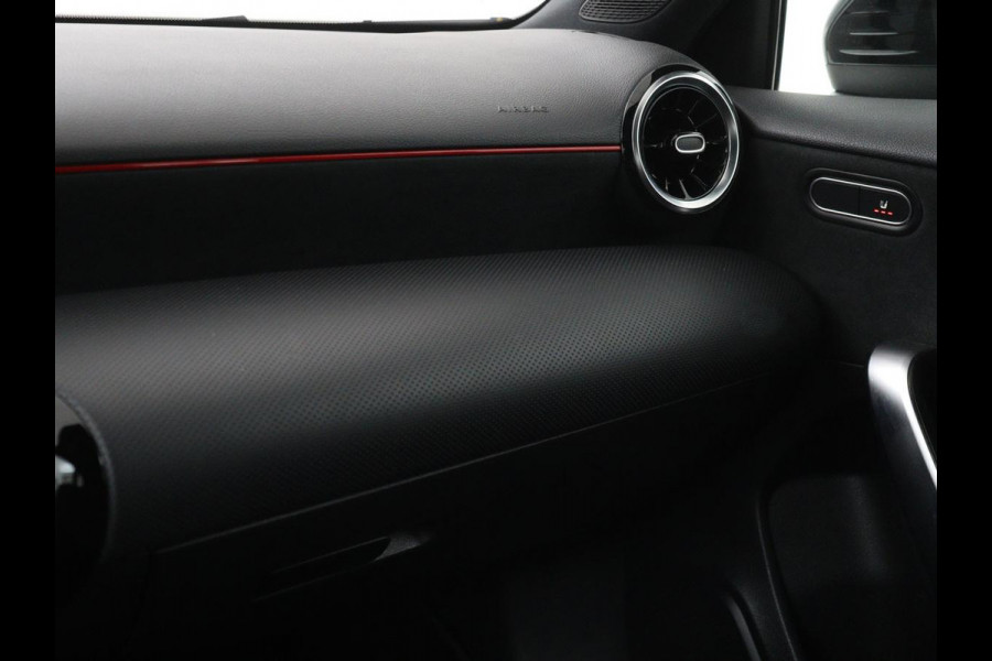 Mercedes-Benz A-Klasse 180 AMG | Panoramadak | Stoelverwarming | Carplay | Widescreen | Leder/Alcanatara | Navigatie | Full LED | Park Assist